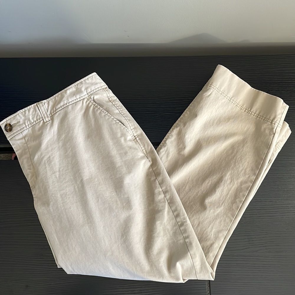Old Navy Button and Zipper Cotton Spandex 5 Pocket Khaki Capri, 12